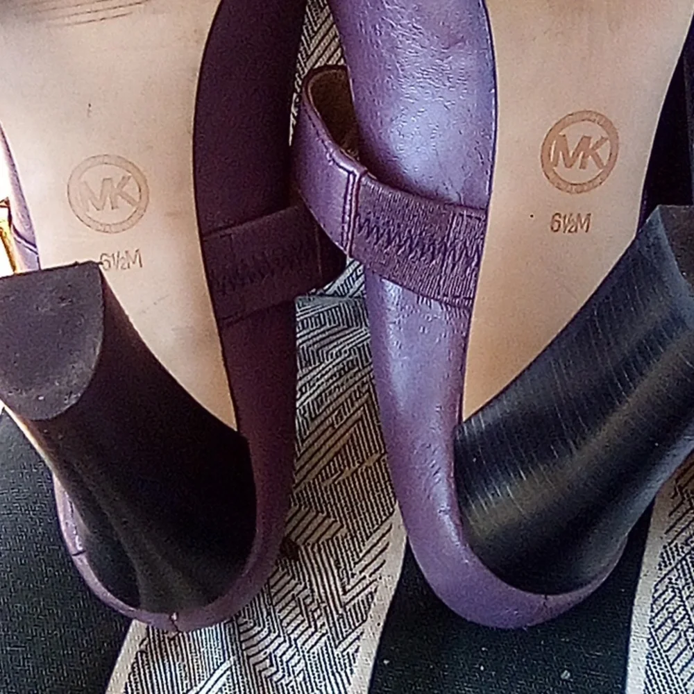 Michael Kors Peep Toes High Heel Shoes With Gold Hardware Buckle. size 6.5M - Picture 7 of 9